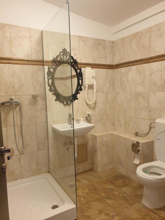 Hotel Queen Бухарест Экстерьер фото